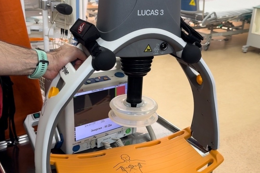 Функция аппарата-робота в таких ситуациях - высвободить руки врачей для других жизненно важных манипуляций.